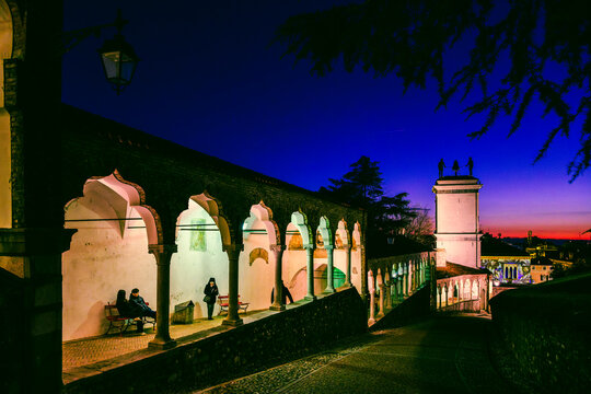 A fiery sunset and an Advent evening in Udine. The magic of the sunset and the atmosphere created by the Christmas lights set the scene for this idyllic, ethereal city.