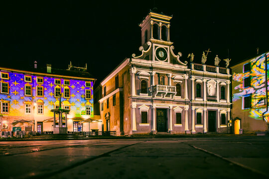 A fiery sunset and an Advent evening in Udine. The magic of the sunset and the atmosphere created by the Christmas lights set the scene for this idyllic, ethereal city.