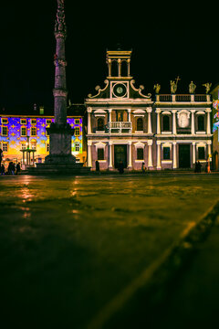 A fiery sunset and an Advent evening in Udine. The magic of the sunset and the atmosphere created by the Christmas lights set the scene for this idyllic, ethereal city.