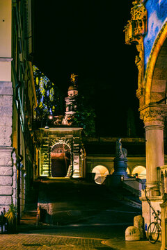 A fiery sunset and an Advent evening in Udine. The magic of the sunset and the atmosphere created by the Christmas lights set the scene for this idyllic, ethereal city.
