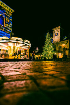 A fiery sunset and an Advent evening in Udine. The magic of the sunset and the atmosphere created by the Christmas lights set the scene for this idyllic, ethereal city.