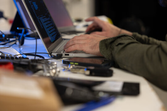 persona che lavora al computer portatile su una scrivania piena di oggetti