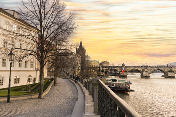 Obraz premium Scenic view of Charles Bridge and Moldava river at sunset in Prague, Czech Republic