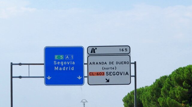 road sign on a northern motorway in Spain. The road sign indicates exit number 165 on the route towards Madrid and Segovia, leading to the cities of Aranda de Duero and Segovia. August 15, 2026
