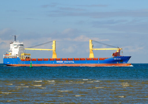 CUXHAVEN, DEUTSCHLAND &ndash; 30.08.2026: Derin Antigua und Bermuda registrierte  Frachter BBC BALBOA auf der Elbe in H&ouml;he CUXHAVEN