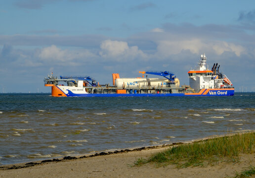 CUXHAVEN, DEUTSCHLAND &ndash; 30.08.2026: Der in  den Niederlanden registrierte Saugbagger VOX ARIANE der Reederei VAN OORD auf der Elbe in H&ouml;he CUXHAVEN