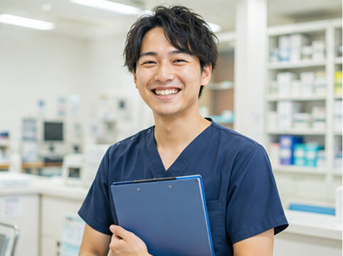 男性看護師,看護師,ナース,日本人看護師,日本人男性,笑顔,満面の笑み,笑う,明るい,親しみやすい,優しい,医療従事者,医療スタッフ,医療,病院,クリニック,診療所,介護施設,白衣,スクラブ,制服,看護,看護職,医療職,仕事,職業,働く男性,ポートレート,人物,正面,腕組み,立つ,安心,信頼,清潔感,親近感,患者ケア,コミュニケーション,チーム医療,病院スタッフ,ヘルスケア,採用,求人,看護師求人