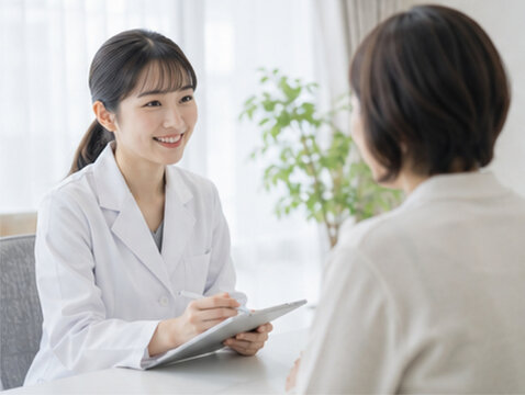 女性看護師,看護師,ナース,日本人看護師,日本人女性,笑顔,満面の笑み,笑う,明るい,親しみやすい,優しい,医療従事者,医療スタッフ,医療,病院,クリニック,診療所,介護施設,白衣,スクラブ,制服,看護,看護職,医療職,仕事,職業,働く女性,ポートレート,人物,正面,腕組み,立つ,安心,信頼,清潔感,親近感,患者ケア,コミュニケーション,チーム医療,病院スタッフ,ヘルスケア,採用,求人,看護師求人