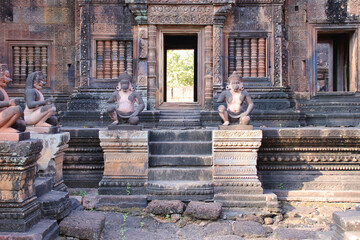 Obraz premium ruined buddhist and hindu khmer temple (banteay srei) in angkor in siem reap in cambodia 