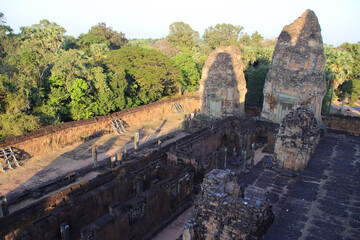 Obraz premium ruined buddhist and hindu khmer temple (pre rup) in angkor in siem reap in cambodia 