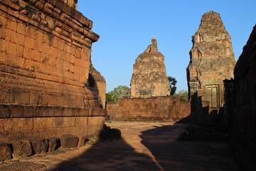 Obraz premium ruined buddhist and hindu khmer temple (pre rup) in angkor in siem reap in cambodia 