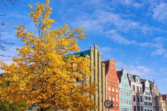 Blick auf die Kr&ouml;peliner Stra&szlig;e in der Hansestadt Rostock im Herbst