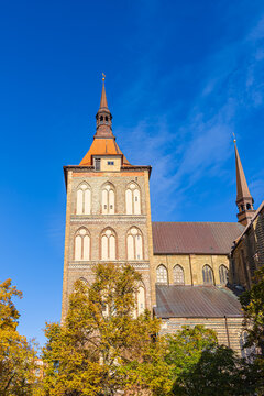 Blick auf die Marienkirche in der Hansestadt Rostock im Herbst