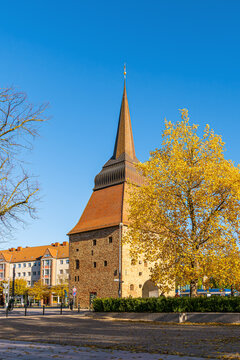 Blick auf das Steintor in der Hansestadt Rostock im Herbst