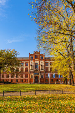 Blick auf die Universit&auml;t in der Hansestadt Rostock im Herbst