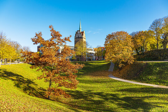Blick auf das Kr&ouml;peliner Tor in der Hansestadt Rostock im Herbst