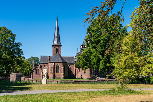 Garden and chapel situated in front of Haar Castle in Holland