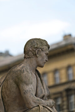 Detail der Skulptur eines jungen Mannes vor dem Nationalmuseum am Wenzelsplatz in Prag