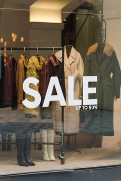 Schriftzug am Schaufenster eines Gesch&auml;fts f&uuml;r Bekleidung mit den englischen Worten Sale up to 50%