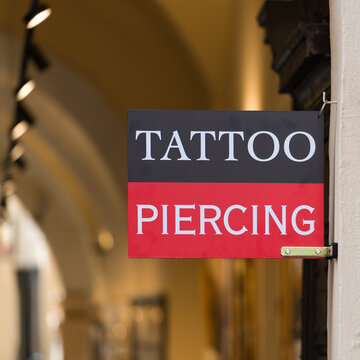 Hinweisschild f&uuml;r ein Piercing und Tattoo-Studio in der Altstadt von Prag 