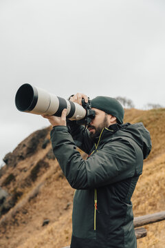 Fotografo espolatore uomo in inverno