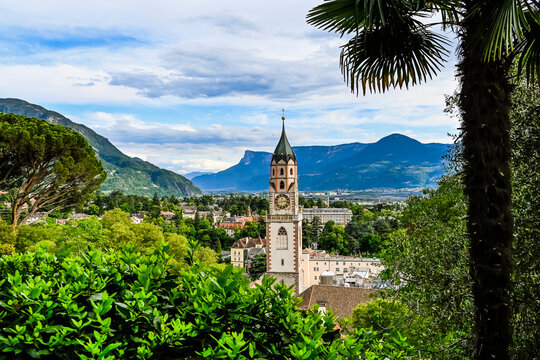 Meran, Altstadt, Stadt, St. Nikolaus Kirche, Pfarrkirche, Tappeinerweg, Spazierweg, Fr&uuml;hling, Sommer, Spazierweg, Promenade, Aussicht, Palmen, Vinschgau, S&uuml;dtirol, Italien