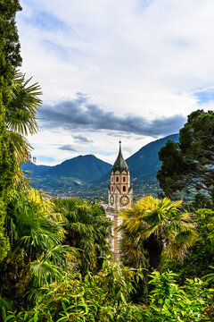 Meran, Altstadt, Stadt, St. Nikolaus Kirche, Pfarrkirche, Tappeinerweg, Spazierweg, Fr&uuml;hling, Sommer, Spazierweg, Promenade, Aussicht, Palmen, Vinschgau, S&uuml;dtirol, Italien