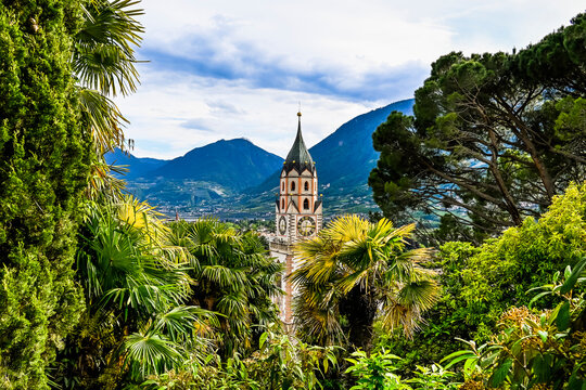 Meran, Altstadt, Stadt, St. Nikolaus Kirche, Pfarrkirche, Tappeinerweg, Spazierweg, Fr&uuml;hling, Sommer, Spazierweg, Promenade, Aussicht, Palmen, Vinschgau, S&uuml;dtirol, Italien