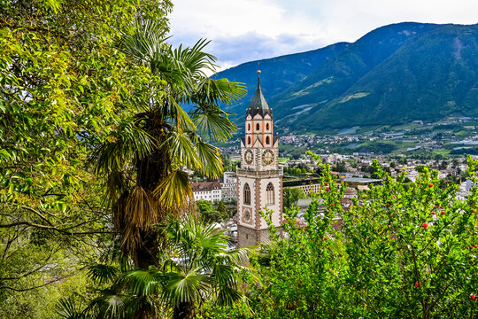 Meran, Altstadt, Stadt, St. Nikolaus Kirche, Pfarrkirche, Tappeinerweg, Spazierweg, Fr&uuml;hling, Sommer, Spazierweg, Promenade, Aussicht, Palmen, Vinschgau, S&uuml;dtirol, Italien