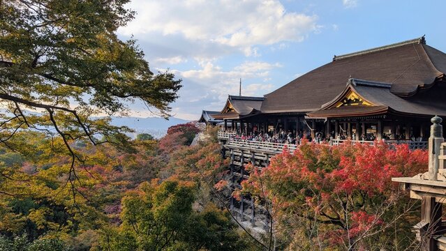 Vista panor&aacute;mica del templo Kiyomizu-dera y su terraza de madera en Kioto, Jap&oacute;n, con follaje oto&ntilde;al