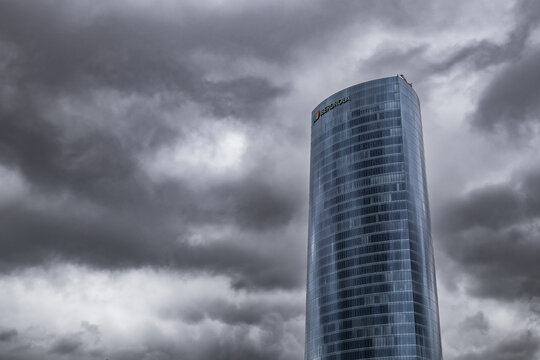 Bilbao, Pais Vasco, Espa&ntilde;a. 1 de Septiembre 2026. Torre Iberdrola en Bilbao bajo cielo tormentoso