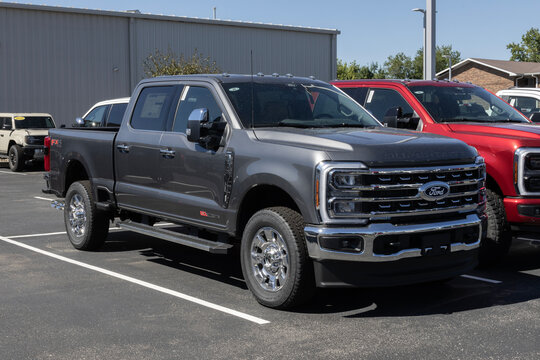 Ford F-350 Super Duty SRW 4X4 Crew Cab Lariat display. Ford offers the F350 with a 6.7L HO Power Stroke V8 engine. MY:2027
