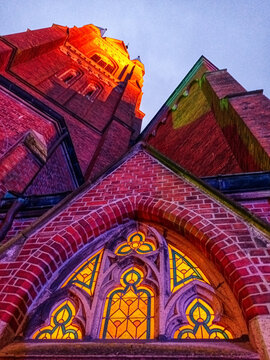 Bunte Kirchenfenster in Rhede im Herbst