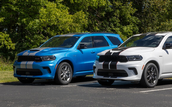 Dodge Durango HEMI V8 AWD 3-Row SUV at a dealership. Dodge offers the Durango with a 5.7L HEMI V8 VVT engine. MY:2027