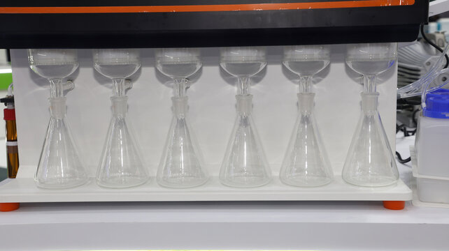 Multi unit vacuum filtration manifold system with glass Erlenmeyer flasks