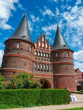 Historisches Tor in L&uuml;beck im Sommer