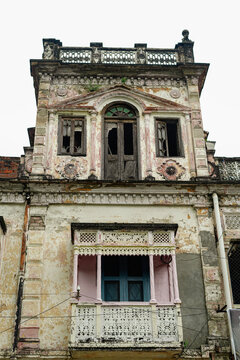 Facade of an old building in Aminabad, Lucknow, India.
It's now abondoned building which was made in 1930's and around 1985 this place was used as Sundar Cinema Theatre in Lucknow city.