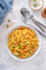 Obraz premium Sauteed cabbage with onion and carrots, healthy side dish idea