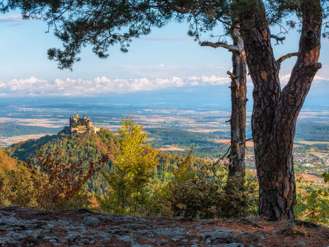 Ausblick auf Herbstlandschaft mit Burg Hohenzollern, Baden-W&uuml;rttemberg, Deutschland 