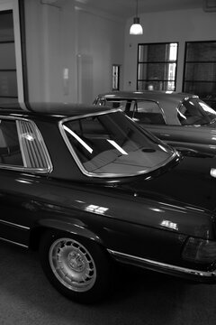 Mercedes SLC Coup&eacute; der Baureihe C 107 und das Coup&eacute; der Baureihen W 111 und W 112 der Sechziger Jahre und Siebziger Jahre am 06.09.2026 im Ausstellungsraum des Lenkwerk in Bielefeld in Ostwestfalen