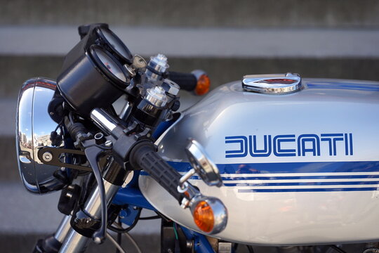 Ducati 900 SS Zweizylinder Motorrad mit K&ouml;nigswelle aus dem Italien der Siebziger Jahre am 06.09.2026 beim Italian Day und Oldtimertreffen im Lenkwerk in Bielefeld in Ostwestfalen-Lippe
