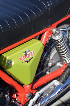 Moto Guzzi V7 Sport Zweizylinder Motorrad im typischen Gr&uuml;n Metallic der Siebziger Jahre beim Oldtimertreffen und Italian Day im Lenkwerk in Bielefeld im Teutoburger Wald in Ostwestfalen-Lippe