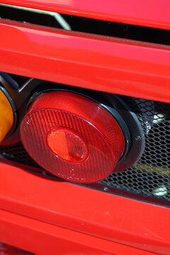 Runde rote R&uuml;ckleuchte eines legend&auml;ren Achtzylinder Biturbo Supersportwagen aus dem Italien der Achtziger Jahre und Neunziger Jahre beim Italian Day im Lenkwerk in Bielefeld in Ostwestfalen-Lippe