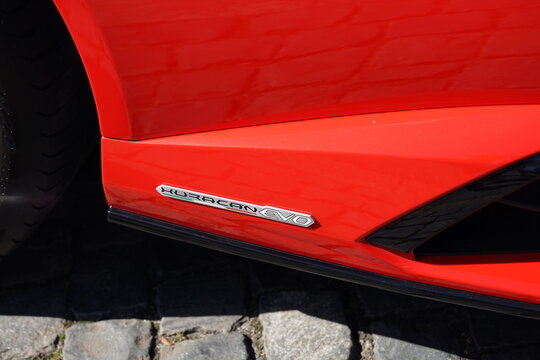 Typenschild an der Flanke eines Lamborghini Huracan Evo Sportwagen in Rot mit Zehnzylinder Mittelmotor am 06.09.2026 beim Italian Daim Lenkwerk in Bielefeld in Ostwestfalen-Lippe