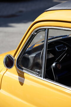 Fiat 500 mit Faltdach der F&uuml;nfzigerjahre bis Siebzigerjahre am 06.09.2026 beim Oldtimertreffen im Lenkwerk in Bielefeld im Teutoburger Wald in Ostwestfalen-Lippe