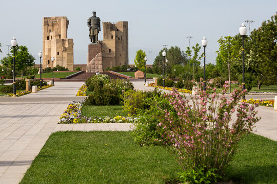 Statue of Amir Temur and Ak-Saray Palace
