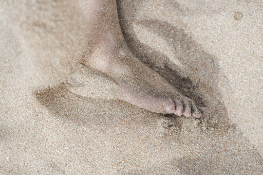 Pie descansando sobre la arena de playa