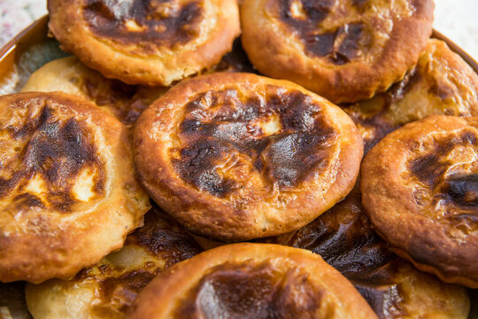 Northern shangi, pastries, are lying on the plate.