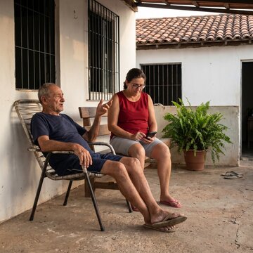 Casal de idosos na varanda de casa t&iacute;pica brasileira