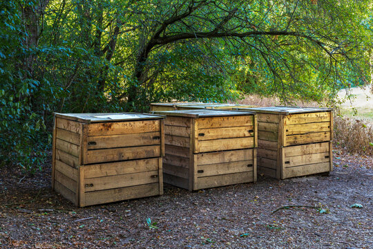 Composting system, wooden bin, composter for organic waste